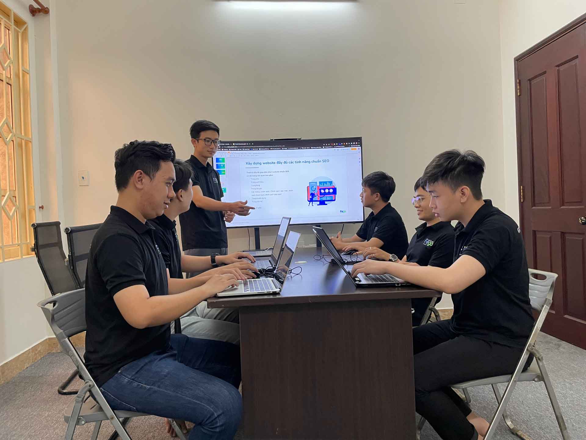 Đội ngũ Funnel Marketing đồng hành trong quy trình thiết kế website