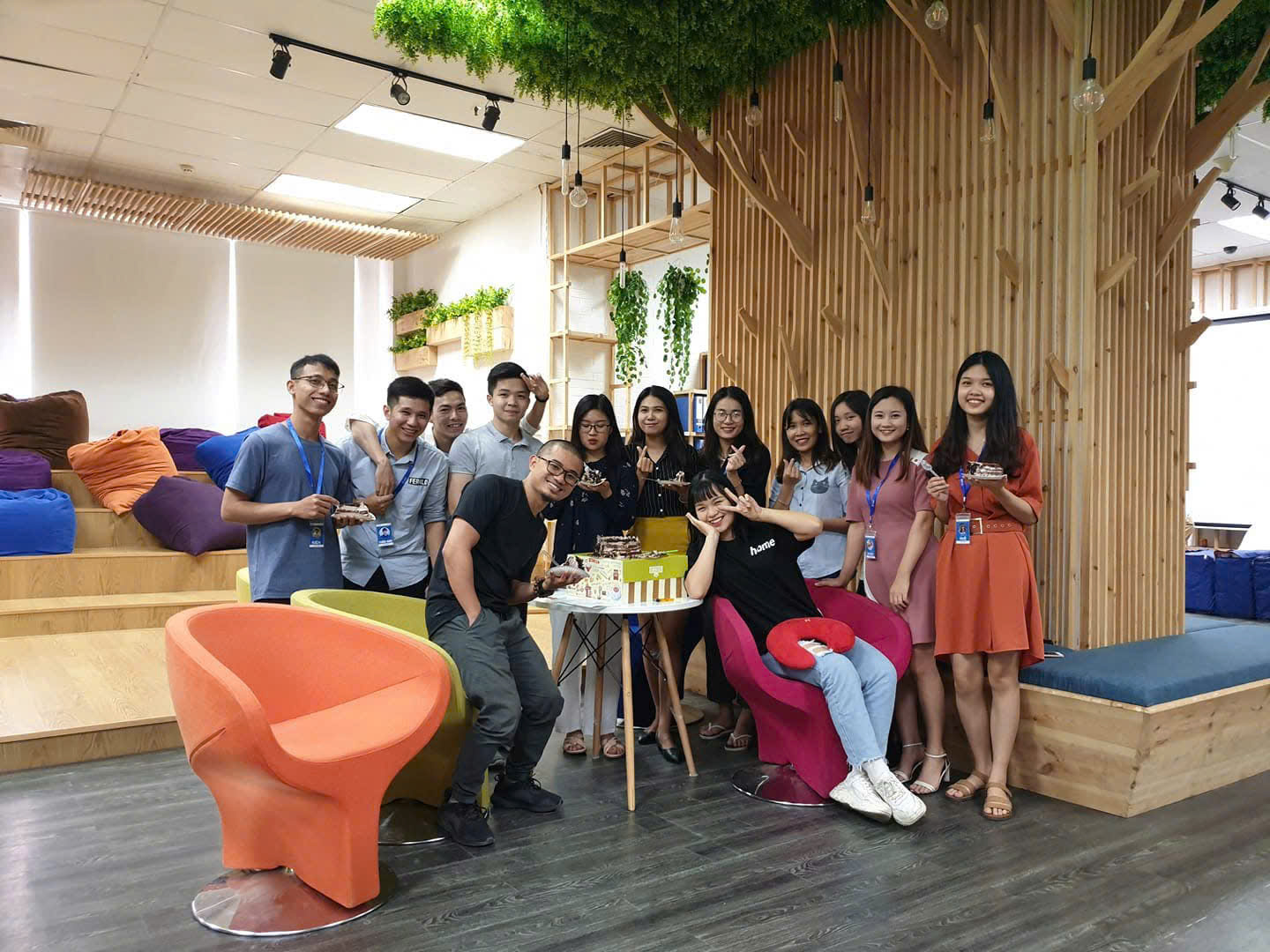 Đội ngũ Funnel Marketing họp chiến lược quảng cáo Google Ads
