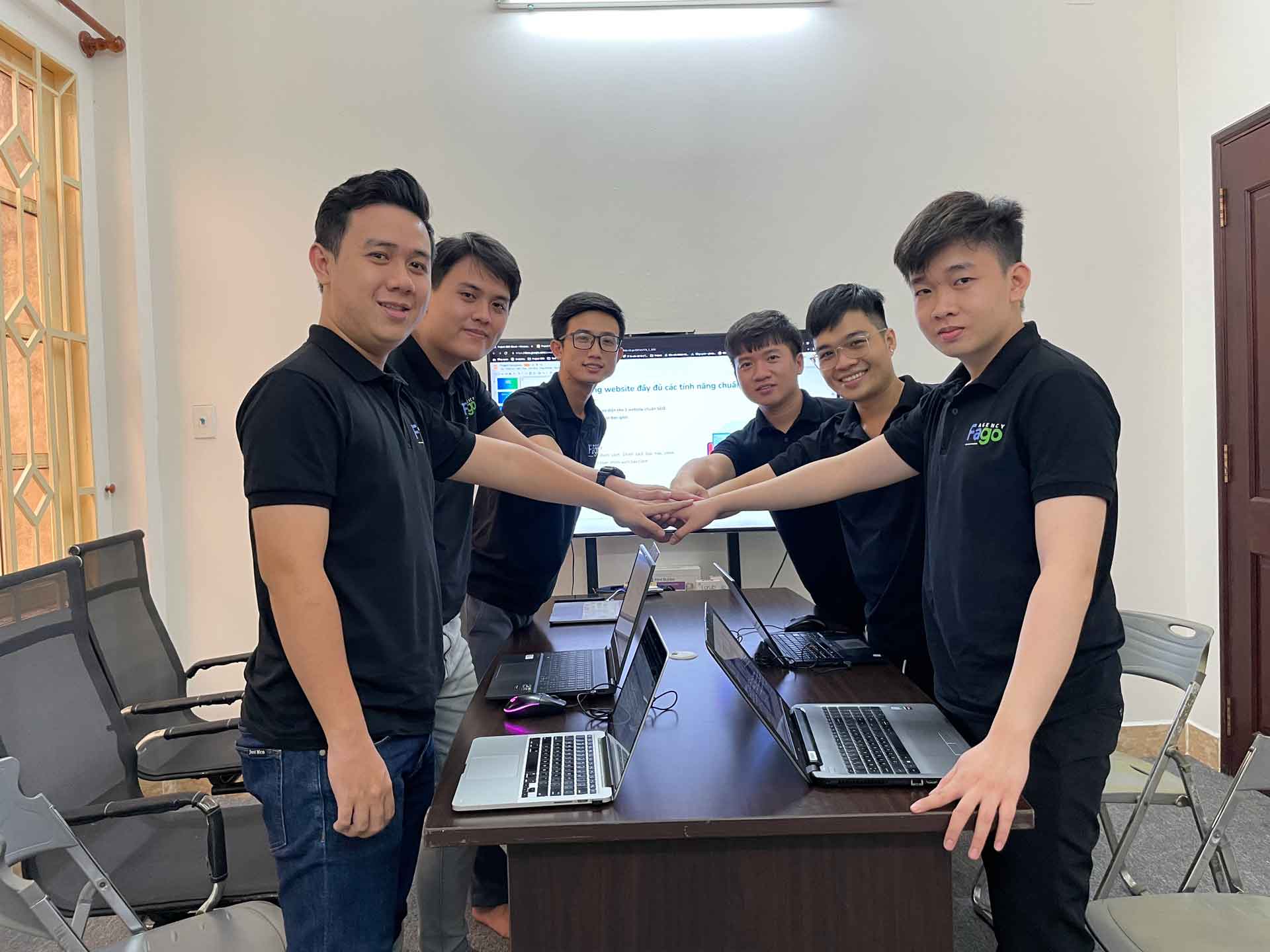 Đội triển khai Funnel Marketing trong phòng họp