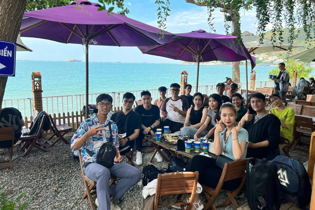 Đội ngũ Funnel Marketing làm việc cùng nhau