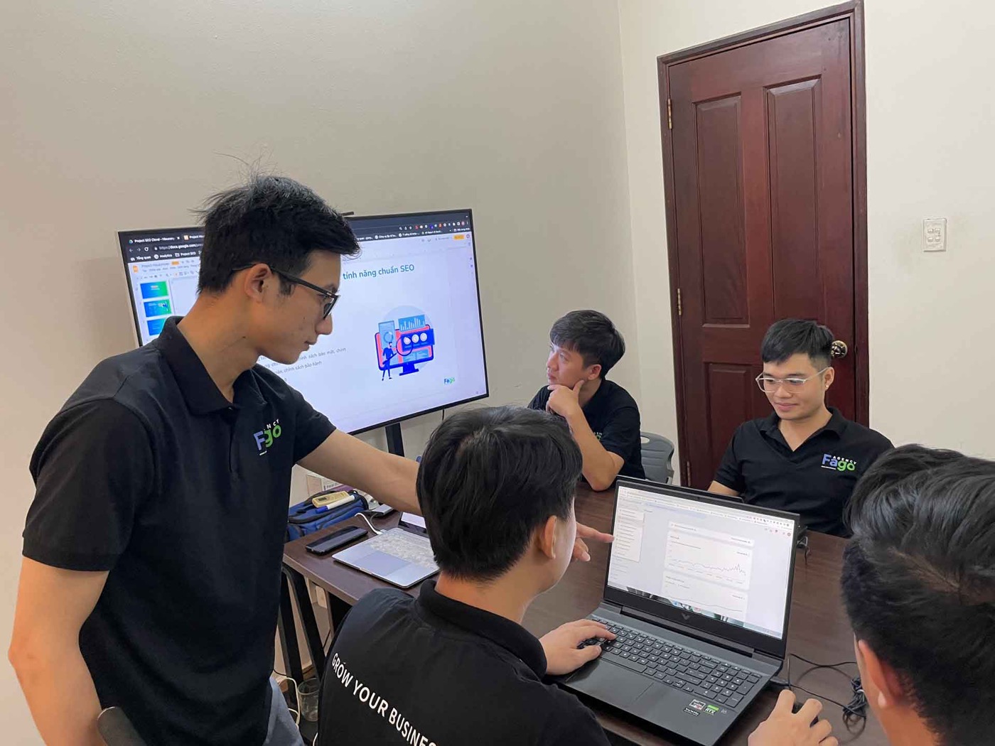 Đội ngũ Funnel Marketing đang phân tích website và tiêu chí SEO